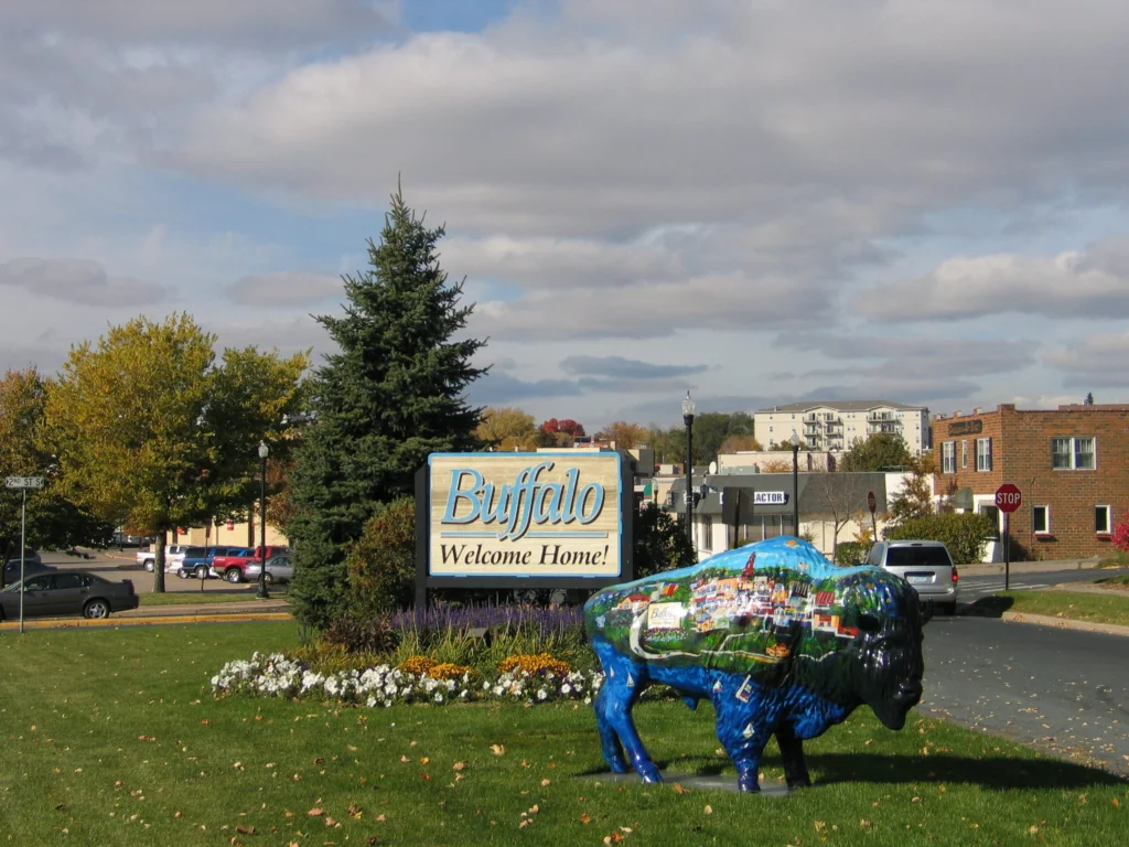 Buffalo MN welcome sign with Buffalo statue